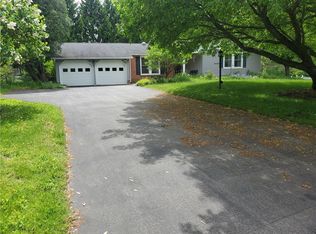 37 Surrey Pl, Penfield, NY 14526