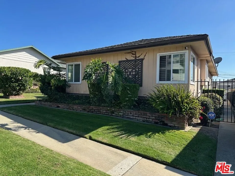 2 bed, 1.5 bath, 1272 sqft, $3,100 — Photo 2