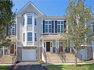 2003 Briar Woods Ln #2003, Danbury, CT 06810