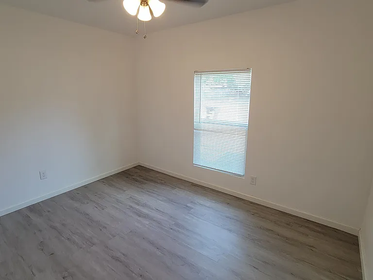 301 Robbins St — Photo 9