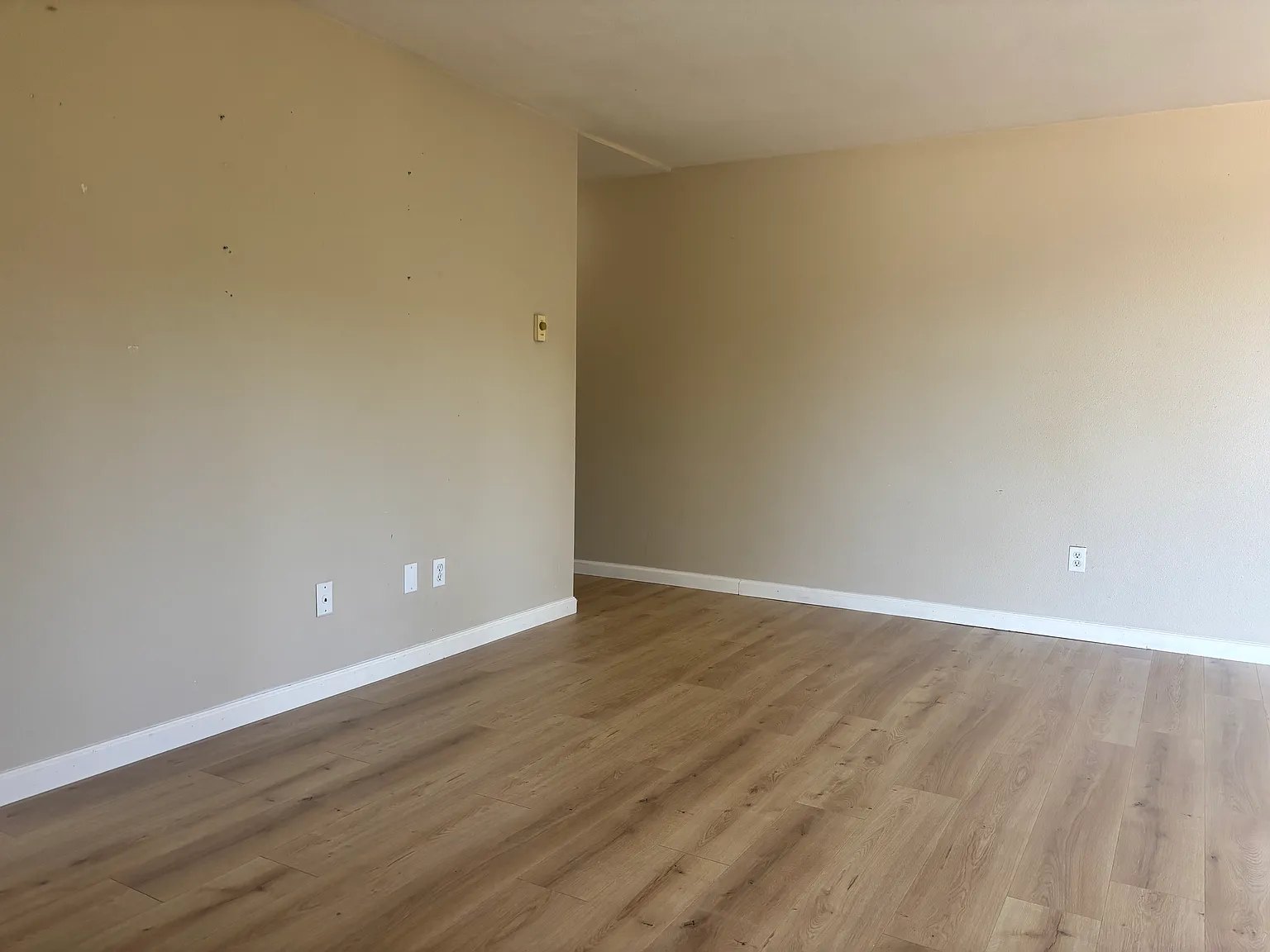 2863 Thorndyke Avenue W — Photo 4
