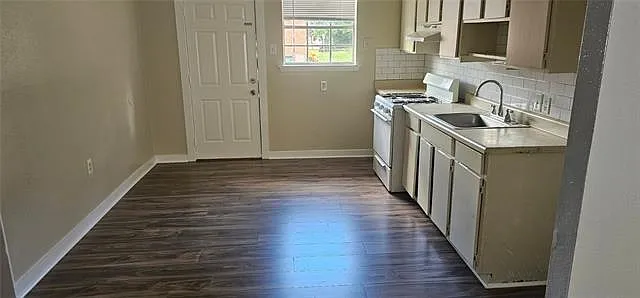 2 bed, 1.0 bath, 900 sqft, $1,300 — Photo 2