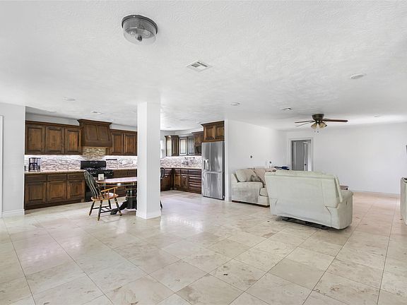 4th image of 2543 Fountain View St