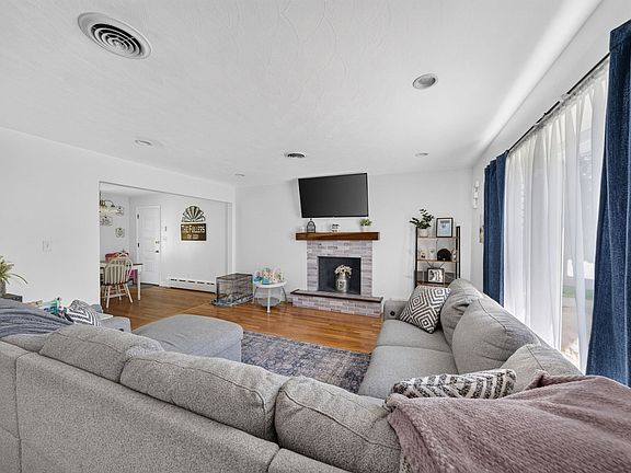 2nd image of 84 Evans St