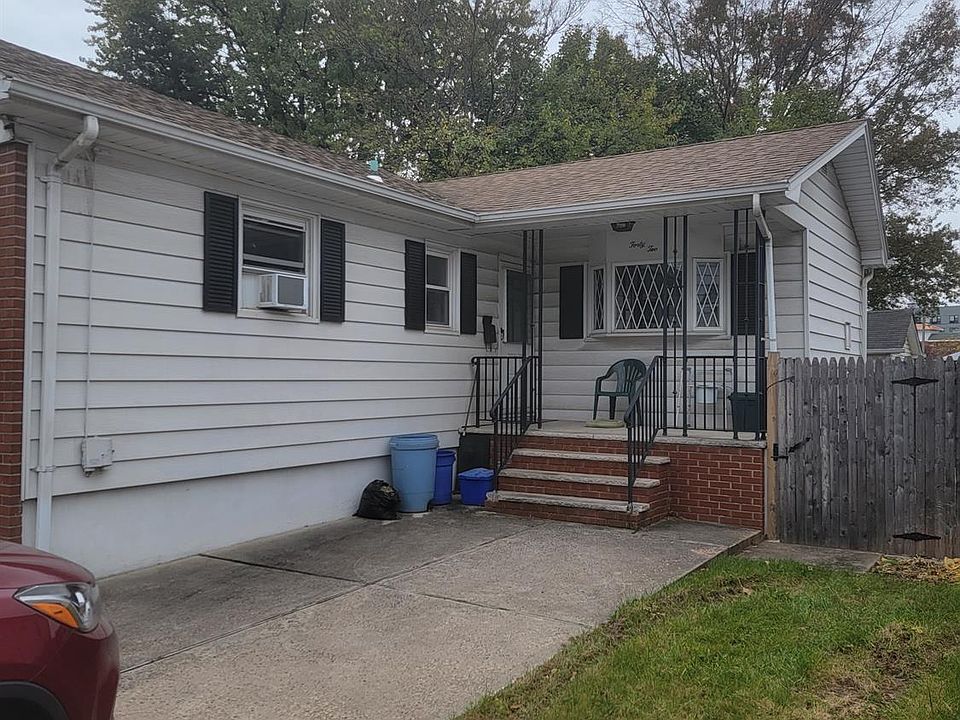2nd image of 42 Irving St