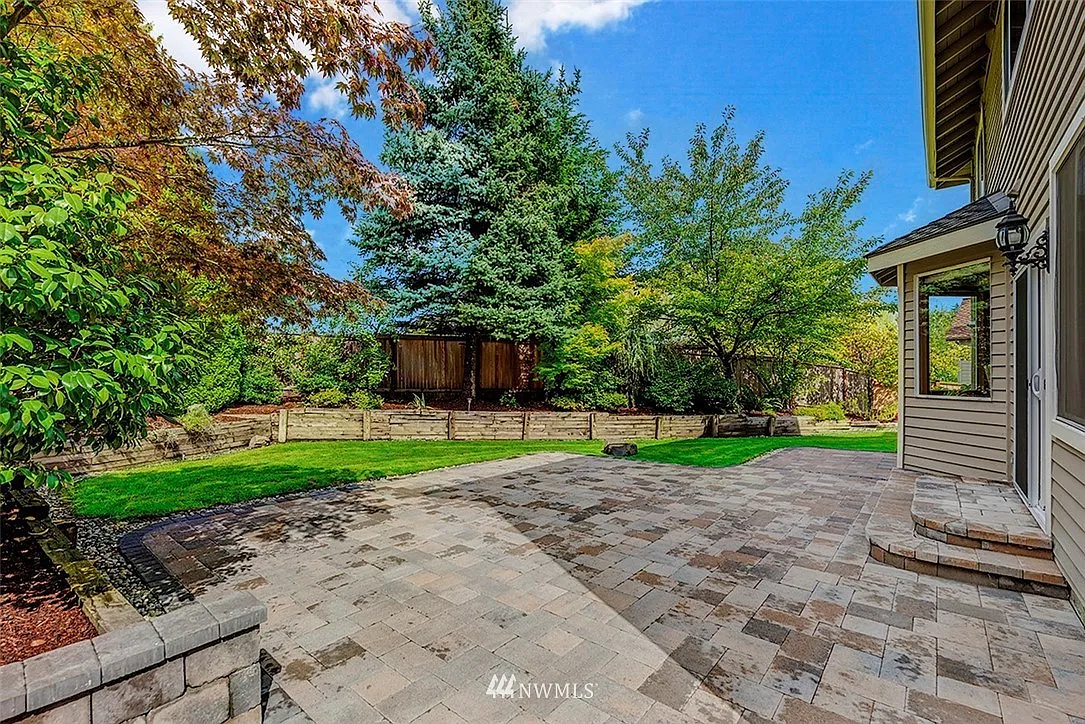 3 bed, 2.5 bath, 2340 sqft, $4,150 — Photo 3