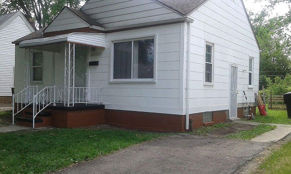 2nd image of 9375 Robson St