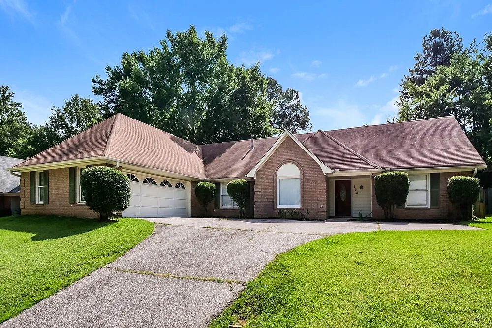 4 bed, 2.0 bath, 2500 sqft, $2,065 — Photo 1