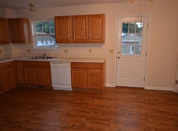 4th image of 494 Boyd Ave