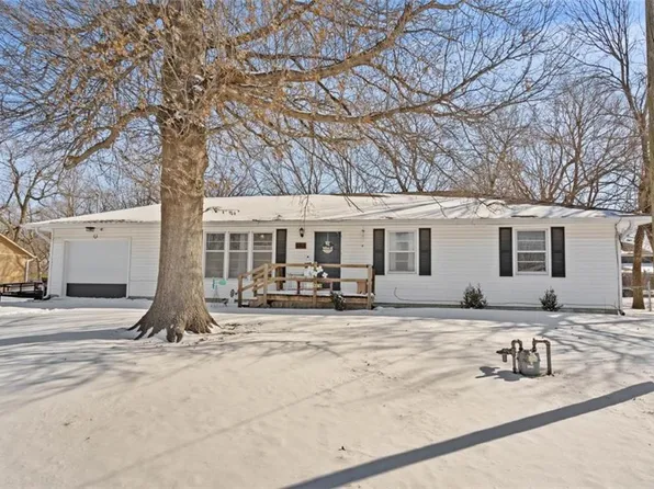 19865 S Chestnut St, Spring Hill, KS 66083