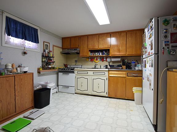 5th image of 122 Sterling Ave
