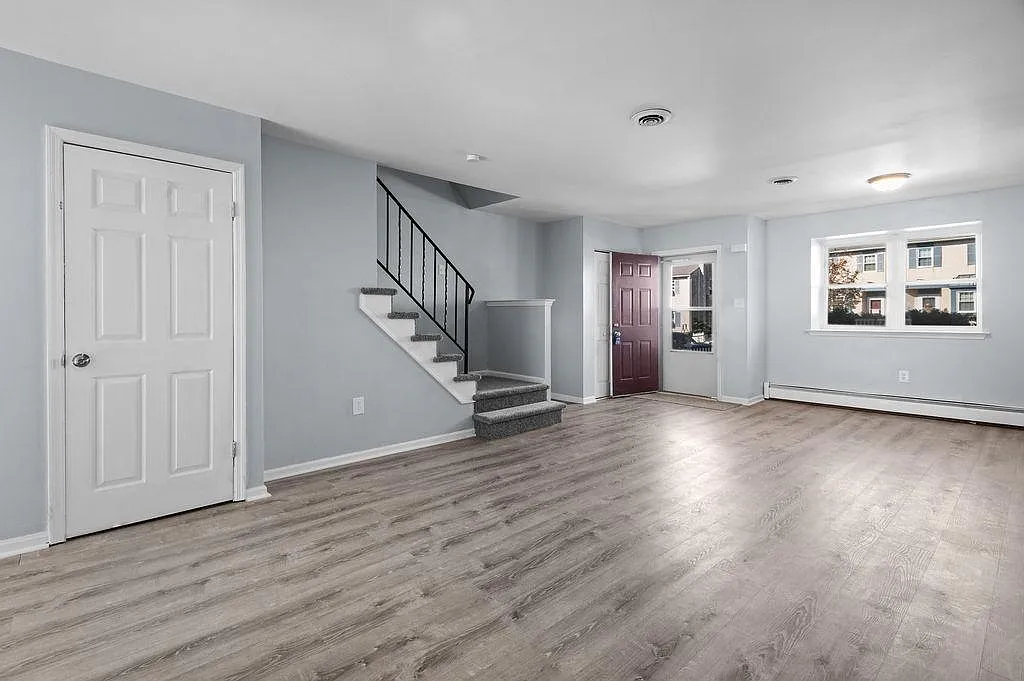 3 bed, 1.5 bath, 1368 sqft, $2,150 — Photo 1