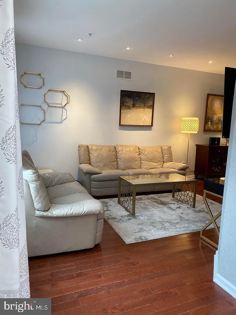 3 bed, 2.5 bath, 2100 sqft, $2,900 — Photo 4
