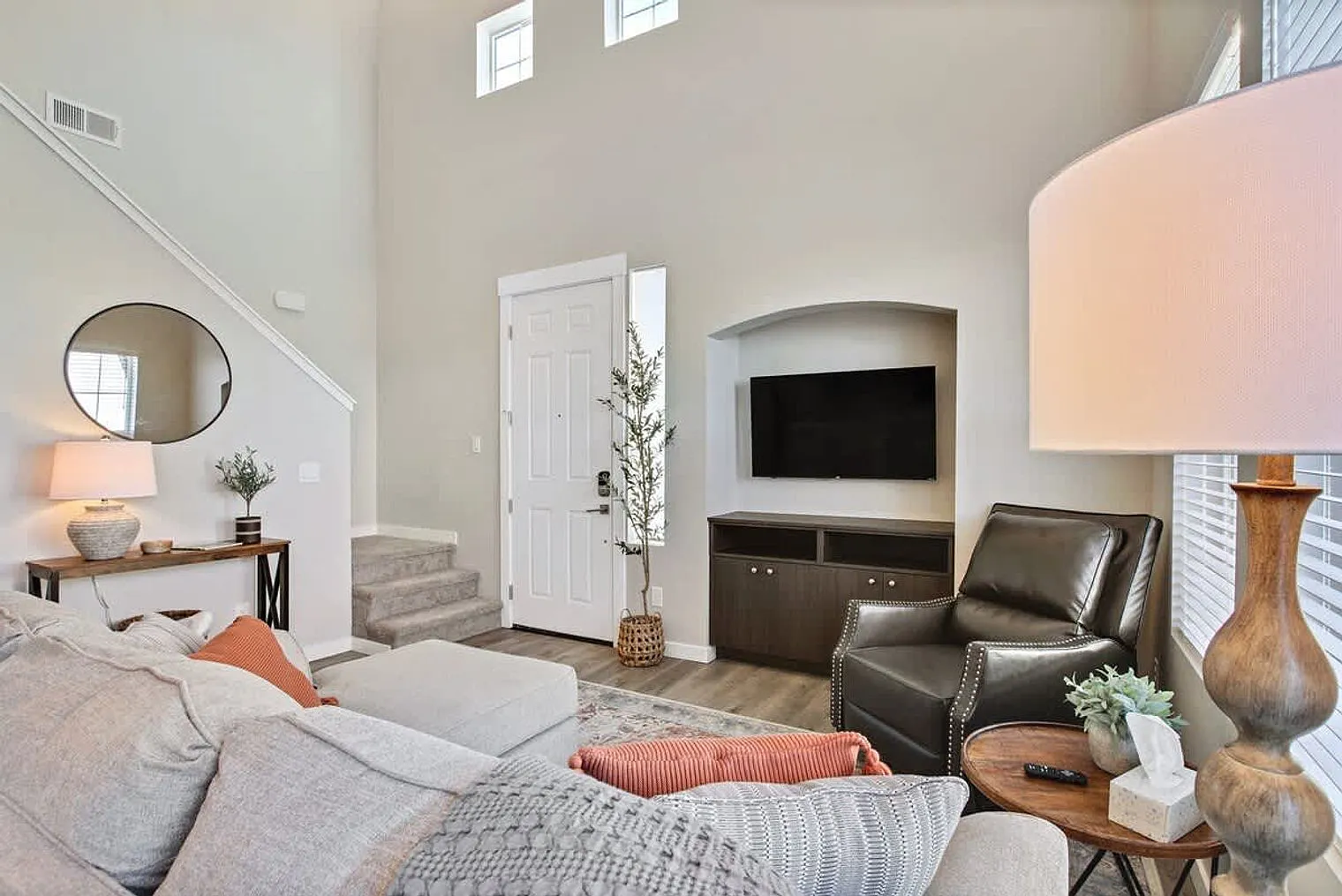 3 bed, 3.0 bath, 559 sqft, $5,125 — Photo 3