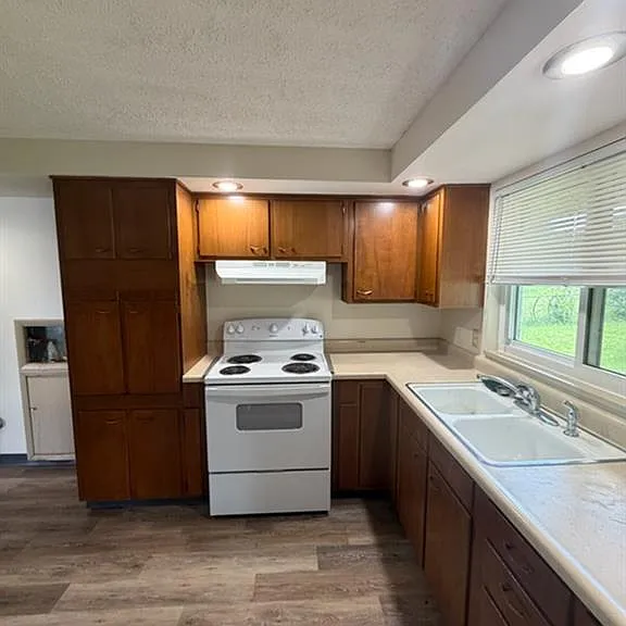1389 Mapleridge Dr — Photo 3