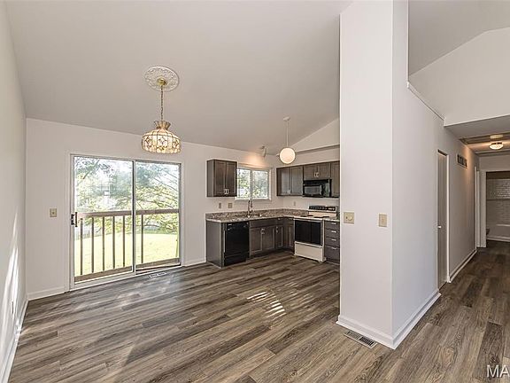 4th image of 121 Oak Valley Dr