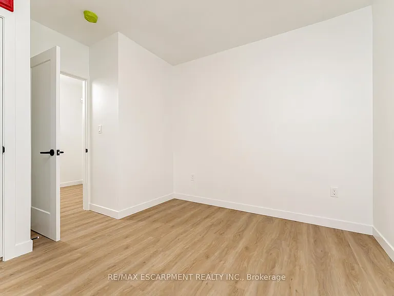 127 Victoria Ave S #8 — Photo 8