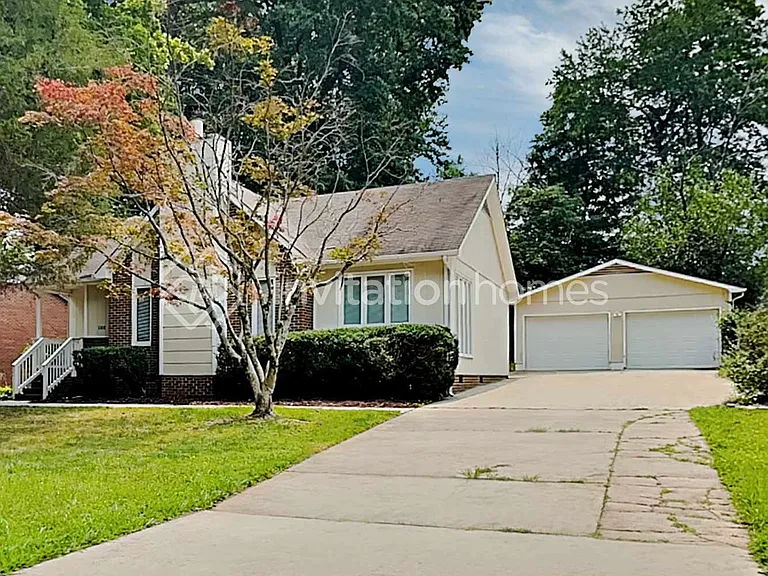 1108 Oakview Rd — Photo 1