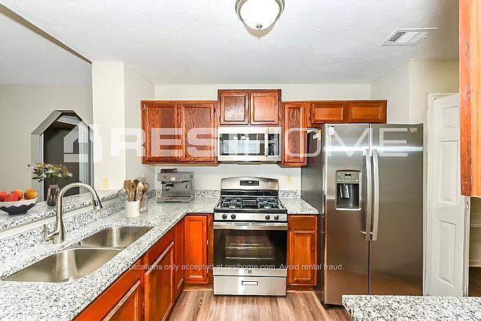 3 bed, 2.0 bath, 1463 sqft, $1,845 — Photo 2