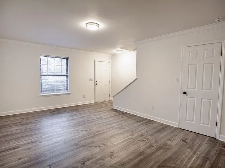 Country Club Apartments — Photo 16