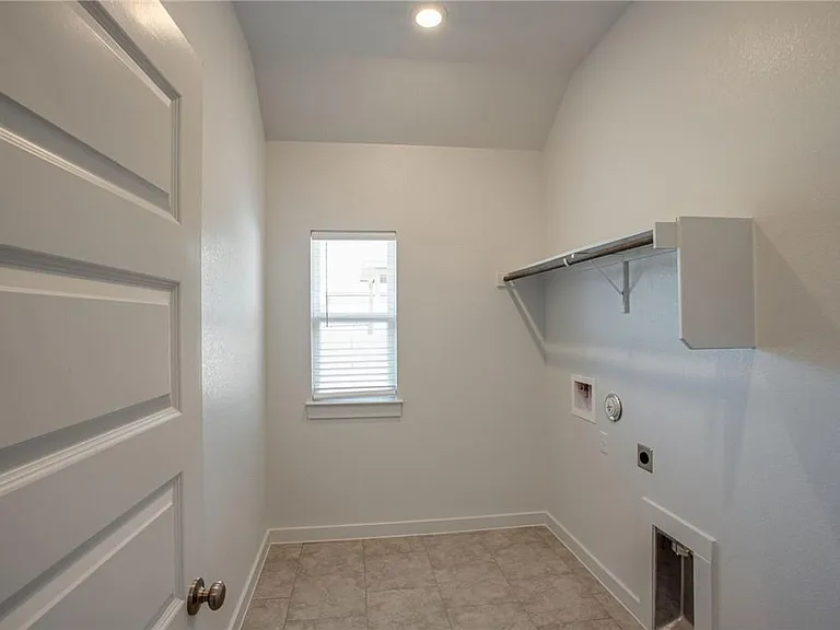 608 Saturnia Dr — Photo 24
