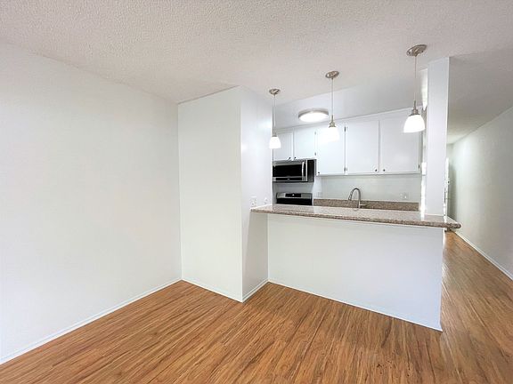 4th image of 15925 Victory Blvd #117221