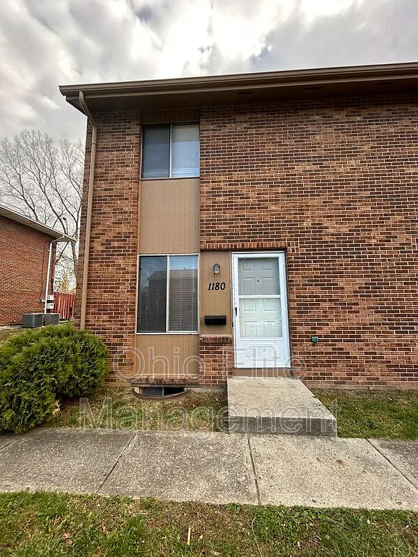 2 bed, 1.5 bath, 975 sqft, $1,200 — Photo 1