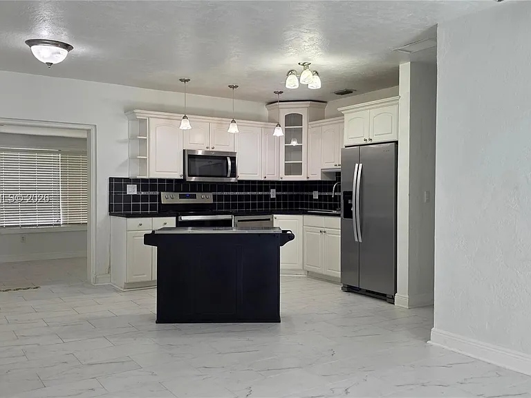 3325 S Lake Dr — Photo 3
