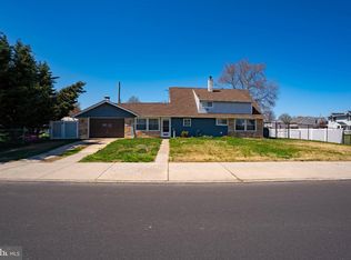 123 Goldenridge Dr, Levittown, PA