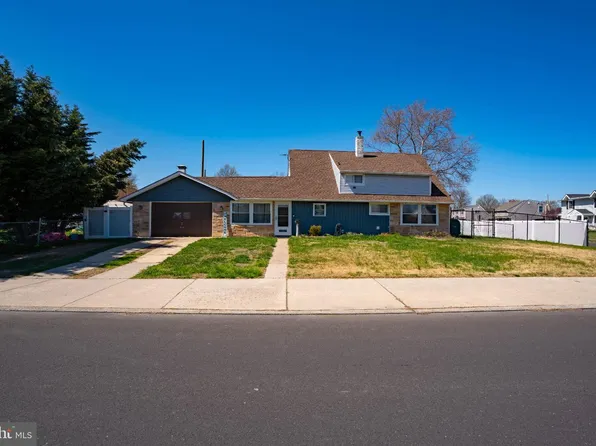 123 Goldenridge Dr, Levittown, PA 19057