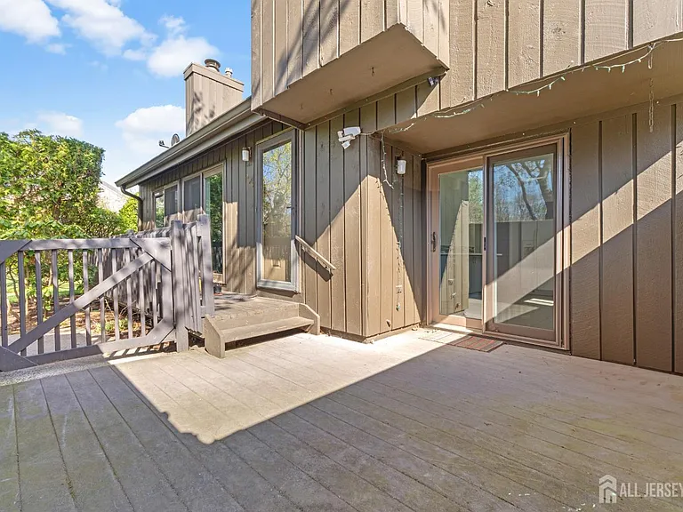 496 Westgate Dr — Photo 4