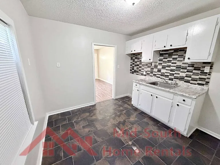 2622 Whitman Ave — Photo 7