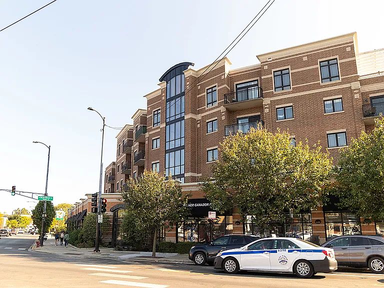 1st image of 5588 N Lincoln Ave #310