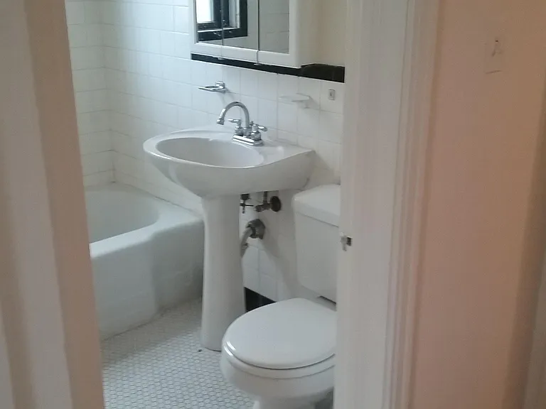 809 College St #21 — Photo 9