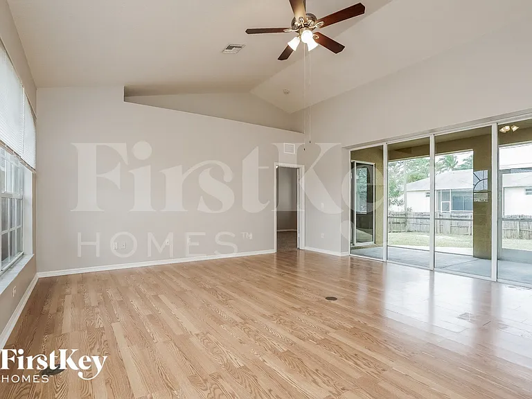 17528 Braddock Rd — Photo 2