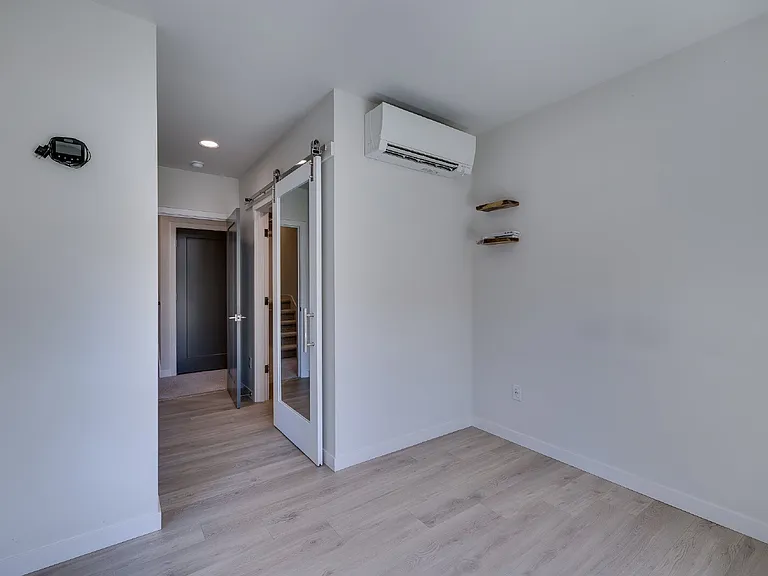 216 10th Ave E — Photo 14