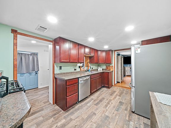 5th image of 817 S Hugh St