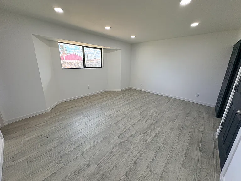 11100 Childress Ave — Photo 10
