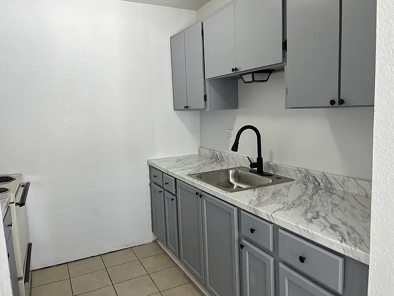 Renovated, Large UNM Area 2 Bed Apt w/ Washer / Dryer and Private Yard — Photo 11