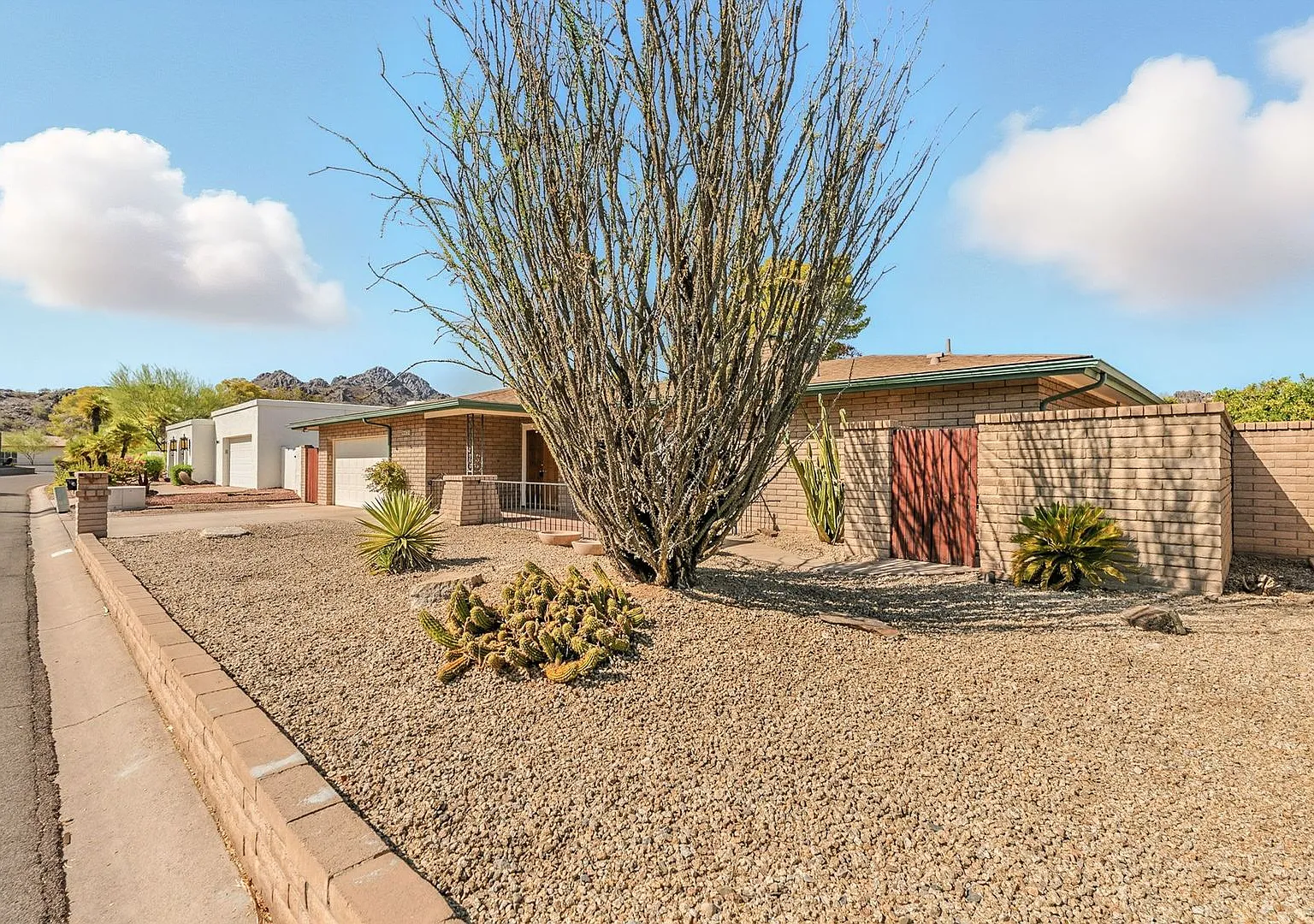 Beautiful 3 bed, 2 bath w/ bonus Room, located in Heritage Heights in Phoniex — Photo 3