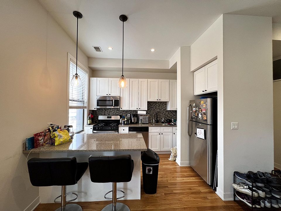 1st image of 609 W Oakdale Ave #C