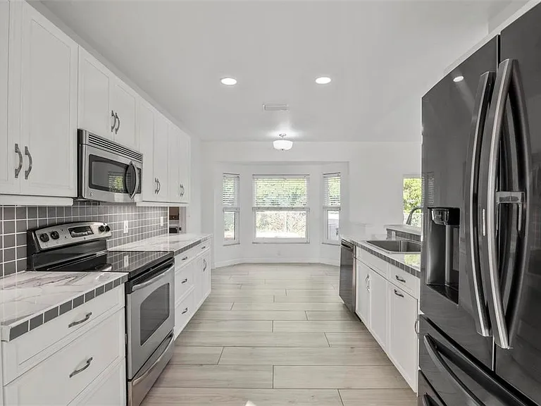 272 Malvern Dr — Photo 15