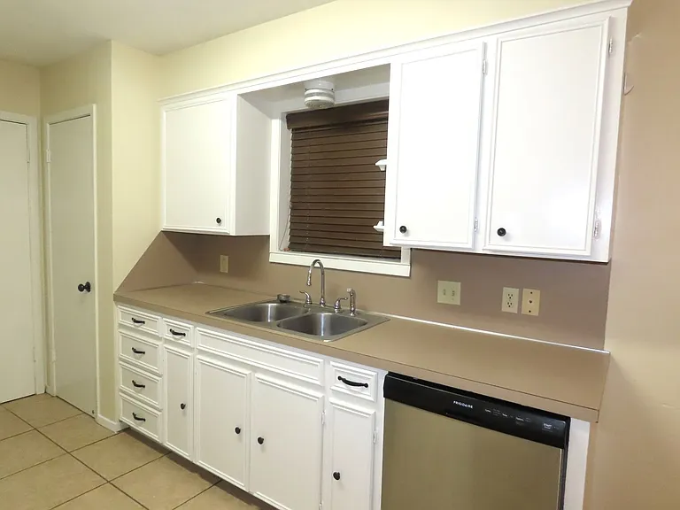 805 Corey Dr — Photo 10