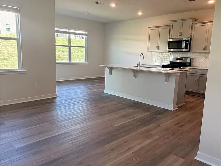 655 13th Avenue Dr NE — Photo 3