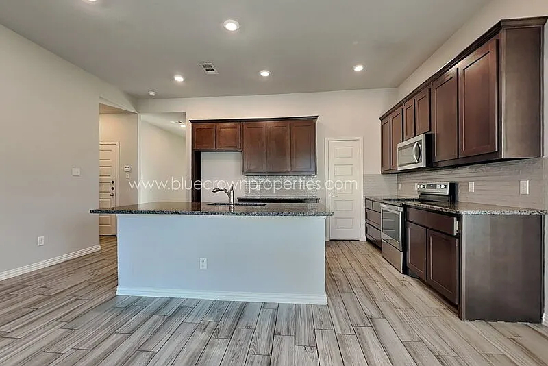 5 bed, 3.0 bath, 2507 sqft, $2,795 — Photo 2