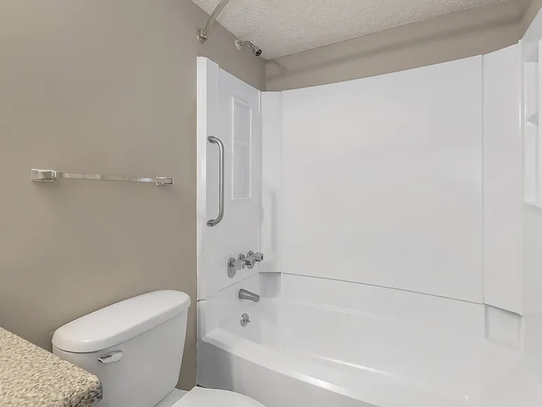 Hickory View Apartments — Photo 11