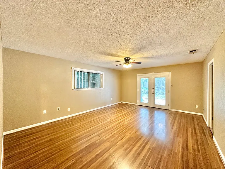 912 Laurie Ln — Photo 25