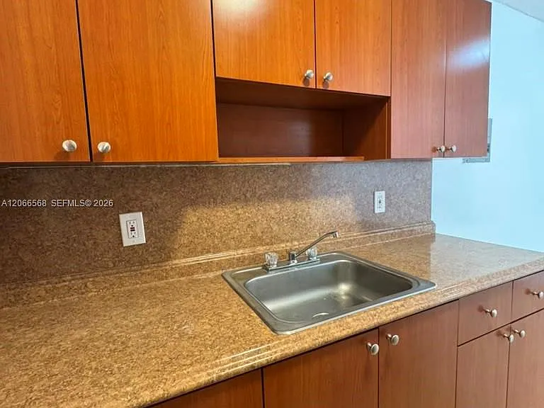 735 W 15th St #4 — Photo 7