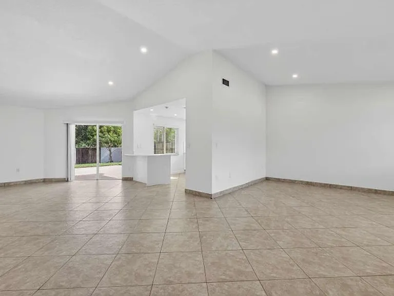1329 SW 151st Way — Photo 4