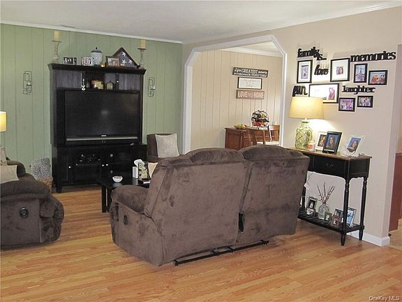 4th image of 75 Candlewood Dr